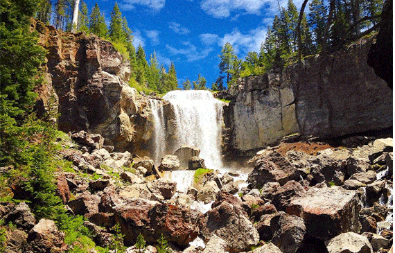 A breathtaking view of a marvelous falls in Oregon